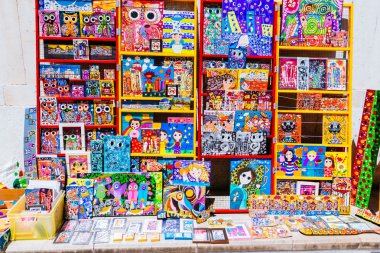 Zadar, Hırvatistan - 28 Temmuz 2015: Renkli Hatıra Eşyası Zadar içinde yaz aylarında