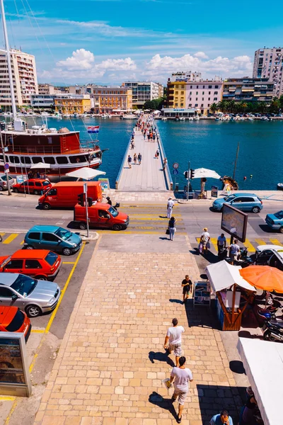 Zadar, Kroatien - 28 juli 2015: Många turister som besöker Zadar under sommarmånaderna — Stockfoto