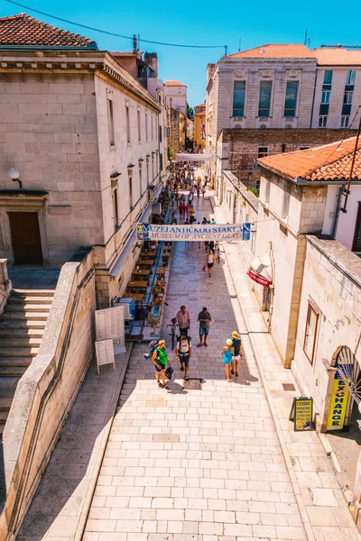 ZADAR, CROATIA - JULY 28, 2015: Many tourists visiting Zadar during the summer months — Stock Photo, Image