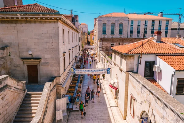ZADAR, CROÁCIA - JULHO 28, 2015: Muitos turistas que visitam Zadar durante os meses de verão — Fotografia de Stock