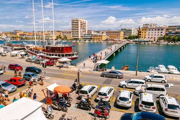 Zadar, Kroatien - 28 juli 2015: Många turister som besöker Zadar under sommarmånaderna — Stockfoto