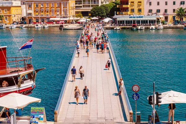 Zadar, Hırvatistan - 28 Temmuz 2015: Zadar yaz aylarında gelen birçok turist — Stok fotoğraf