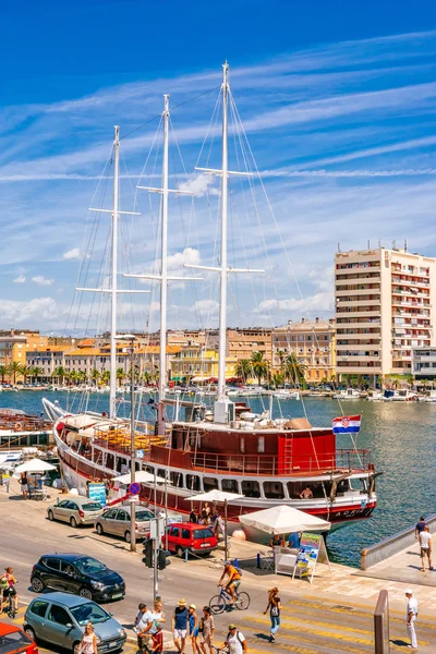 ZADAR, CROACIA - 28 de julio de 2015: Muchos turistas que visitan Zadar durante los meses de verano — Foto de Stock