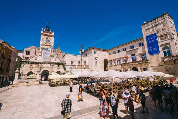 ZADAR, CROACIA - 28 de julio de 2015: Muchos turistas que visitan Zadar durante los meses de verano — Foto de Stock