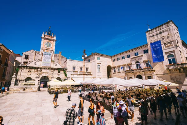 ZADAR, CROACIA - 28 de julio de 2015: Muchos turistas que visitan Zadar durante los meses de verano — Foto de Stock