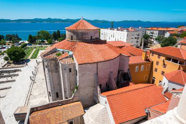 Zadar, Hırvatistan - 28 Temmuz 2015: Çan kulesi St. Anastasia Kilisesi görünümünden kilise St. Donat ve Forum Zadar, Hırvatistan.
