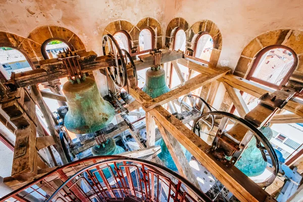 Interior del campanario y las campanas de la iglesia de Santa Anastasia en Zadar —  Fotos de Stock