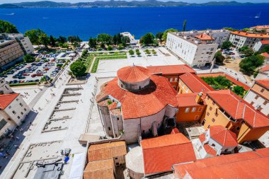 Zadar, Hırvatistan - 28 Temmuz 2015: Çan kulesi St. Anastasia Kilisesi görünümünden kilise St. Donat ve Forum Zadar, Hırvatistan.
