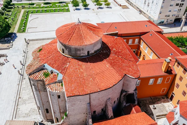 ZADAR, CROATIA - JULY 28, 2015: View from the bell tower of the church of St. Anastasia on Church of St. Donat and Forum in Zadar, Croatia. — Stock Photo, Image