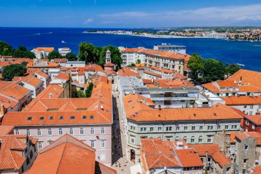 Güneşli yaz günü eski şehir Zadar yukarıda. Zadar Merkezi ve kırmızı çatılar yükseklikte panoramik görünümü.