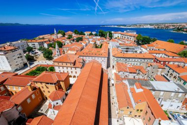 Güneşli yaz günü eski şehir Zadar yukarıda. Zadar Merkezi ve kırmızı çatılar yükseklikte panoramik görünümü.