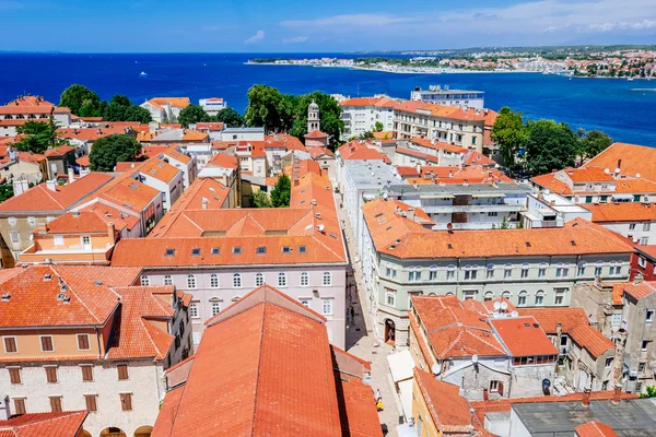 Soleado día de verano sobre el casco antiguo de Zadar. Vista panorámica desde la altura en el centro de Zadar y tejados rojos . — Foto de Stock