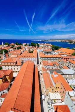 Güneşli yaz günü eski şehir Zadar yukarıda. Zadar Merkezi ve kırmızı çatılar yükseklikte panoramik görünümü.