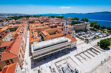 Güneşli yaz günü eski şehir Zadar yukarıda. Zadar Merkezi ve kırmızı çatılar yükseklikte panoramik görünümü.