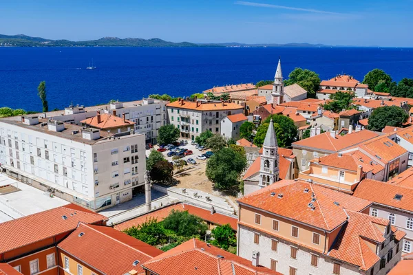 Sunny summer day above old town of Zadar. Panoramic view from the height at center of Zadar and red rooftops. — Stock Photo, Image