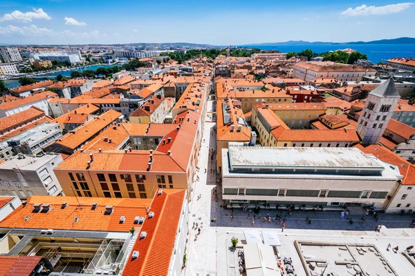 Słoneczny letni dzień powyżej starego miasta w Zadarze. Panoramiczny widok z wysokości w centrum Zadaru i czerwone dachy. — Zdjęcie stockowe