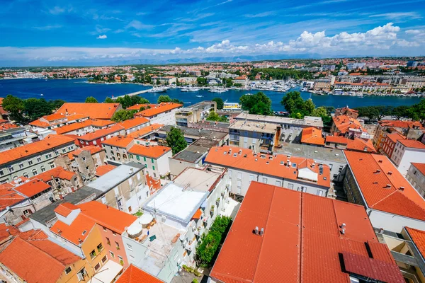 Słoneczny letni dzień powyżej starego miasta w Zadarze. Panoramiczny widok z wysokości w centrum Zadaru i czerwone dachy. — Zdjęcie stockowe