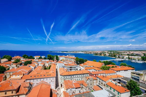 Sunny summer day above old town of Zadar. Panoramic view from the height at center of Zadar and red rooftops. — Stock Photo, Image