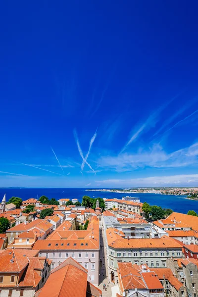 Sunny summer day above old town of Zadar. Panoramic view from the height at center of Zadar and red rooftops. — Stock Photo, Image