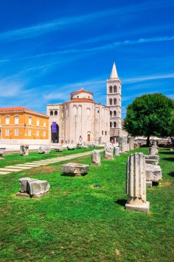 Kilise st. Donat, Zadar, Hırvatistan için ön planda Roma tarihi eserler ile 9 yüzyıldan kalma anıtsal bir yapı