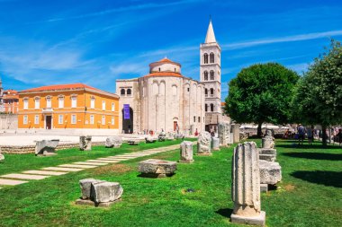 Kilise st. Donat, Zadar, Hırvatistan için ön planda Roma tarihi eserler ile 9 yüzyıldan kalma anıtsal bir yapı