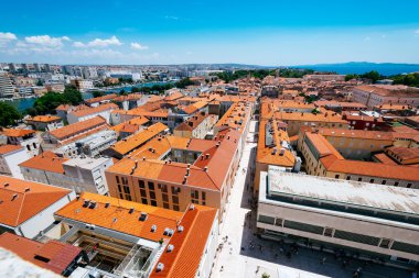 Güneşli yaz günü eski şehir Zadar yukarıda. Zadar Merkezi ve kırmızı çatılar yükseklikte panoramik görünümü.