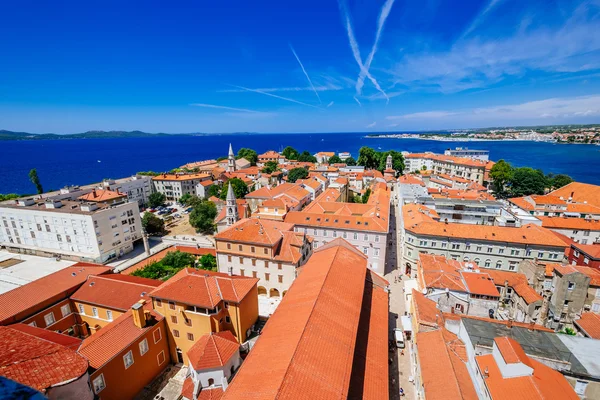 Slunečný letní den nad staré město Zadar. Panoramatický pohled z výšky na centra Zadaru a červené střechy. — Stock fotografie