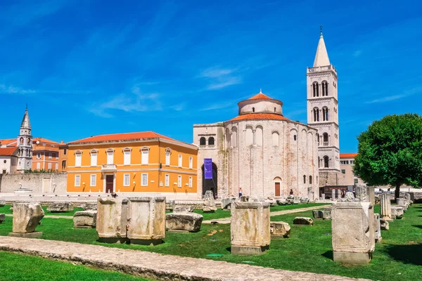 Igreja de S. Donat, um edifício monumental do século IX com artefatos romanos históricos em primeiro plano em Zadar, Croácia — Fotografia de Stock