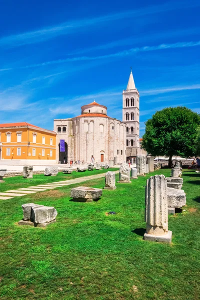 Church of st. Donat, a monumental building from the 9th century with historic roman artefacts in foreground in Zadar, Croatia — Stock Photo, Image