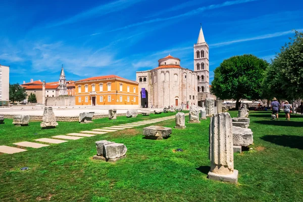 Church of st. Donat, a monumental building from the 9th century with historic roman artefacts in foreground in Zadar, Croatia — Stock Photo, Image