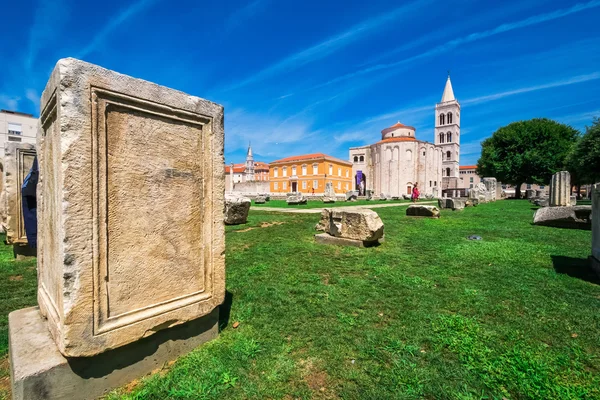Kostel st. Donat, monumentální budovu z 9. století s historickými římské artefakty v popředí v Zadaru, Chorvatsko — Stock fotografie