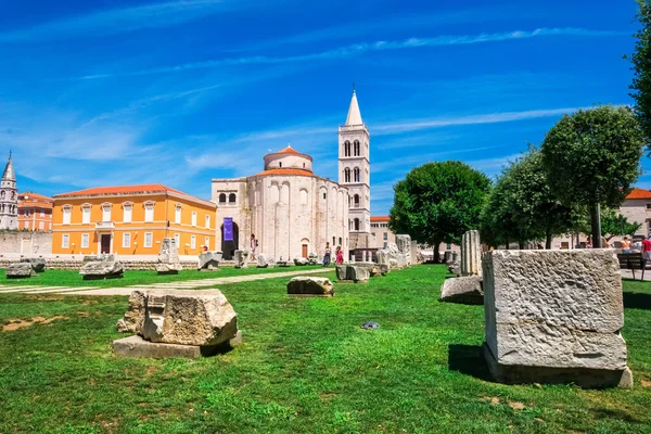 Kirkko st. Donat, monumentaalinen rakennus 9. vuosisadalta historiallisia roomalaisia esineitä etualalla Zadar, Kroatia — kuvapankkivalokuva