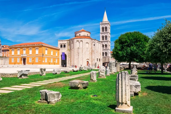 Iglesia de San Donat, un edificio monumental del siglo IX con artefactos romanos históricos en primer plano en Zadar, Croacia —  Fotos de Stock