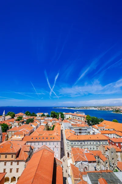 Sunny summer day above old town of Zadar. Panoramic view from the height at center of Zadar and red rooftops. — Stock Photo, Image