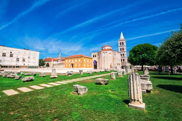 Церква Святого Donat монументальній будівлі 9-го століття з історичного римських артефакти передньому плані в Zadar, Хорватія — стокове фото