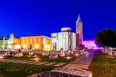 Kilise st. Donat, 9 yüzyıldan kalma anıtsal bir binada Zadar, Hırvatistan için yaz gecesi tarafından sıcak ışık yaktı
