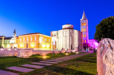 Kilise st. Donat, 9 yüzyıldan kalma anıtsal bir binada Zadar, Hırvatistan için yaz gecesi tarafından sıcak ışık yaktı