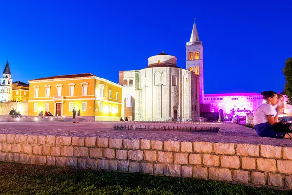 Church of st. Donat, a monumental building from the 9th century lit by warm lights on summer night in Zadar, Croatia — Stock Photo, Image