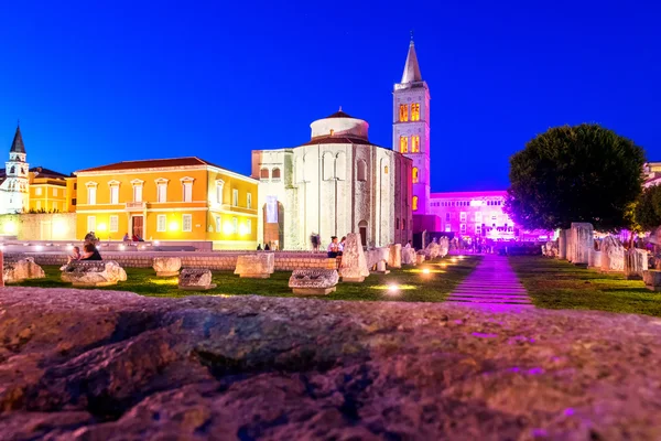 Church of st. Donat, a monumental building from the 9th century lit by warm lights on summer night in Zadar, Croatia — Stock Photo, Image