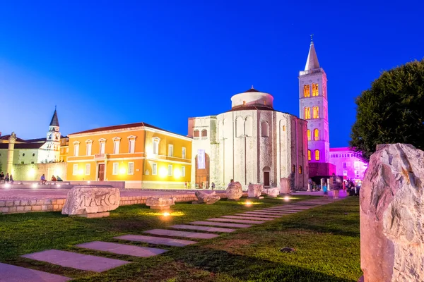 Church of st. Donat, a monumental building from the 9th century lit by warm lights on summer night in Zadar, Croatia — Stock Photo, Image