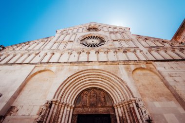 Cephe ve ön girişinde Zadar, Hırvatistan, St. Anastasia Kilisesi