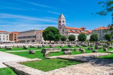 Kilise ve manastır St. Mary ve Zadar, Hırvatistan için kilise önünde Antik eserlerin