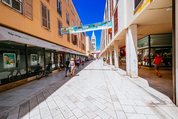 Den berömda gatan Kalelarga i den gamla delen av staden under sommaren i Zadar, Kroatien — Stockfoto