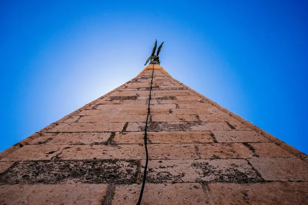 ज़दर, डल्माटिया, क्रोएशिया में सेंट अनास्तासिया के चर्च टॉवर की ओर देख रहा है — स्टॉक फ़ोटो, इमेज