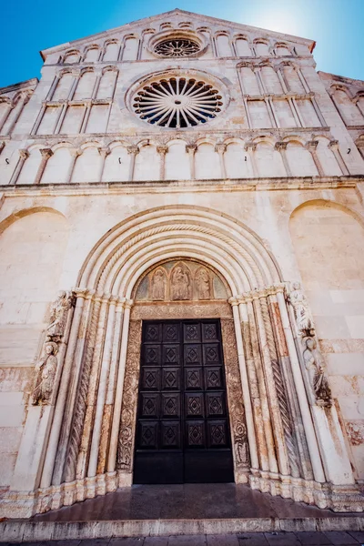 Facade and front entrance of the church of St. Anastasia in Zadar, Croatia — Stock Photo, Image