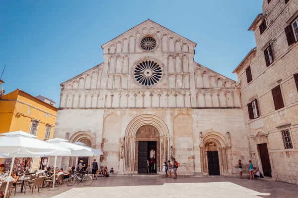 Fachada y entrada frontal de la iglesia de Santa Anastasia en Zadar, Croacia — Foto de Stock