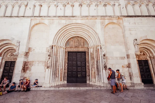 Facciata e ingresso anteriore della chiesa di Sant'Anastasia a Zara, Croazia — Foto Stock