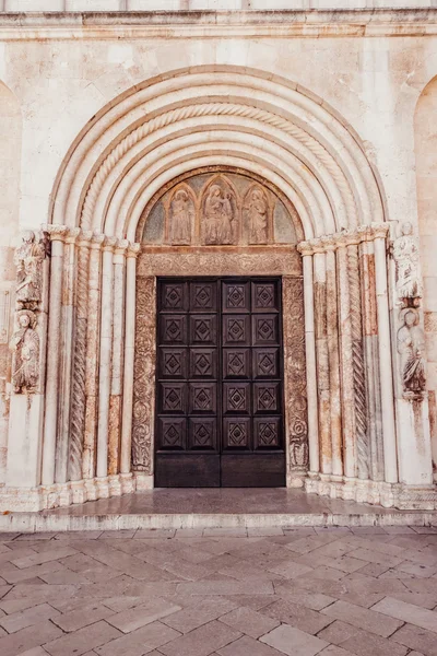 Fasádní a přední vchod kostela St. Anastázie v Zadaru, Chorvatsko — Stock fotografie