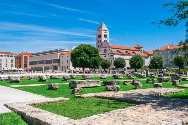 Церковь и монастырь Святой Марии и древние памятники перед церковью в Задаре, Хорватия — стоковое фото