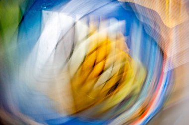 Çok renkli çizgilerin bulanık ve soyut arkaplanı. Hareket bulanıklığı. Fotoğraf bulanıklığı.